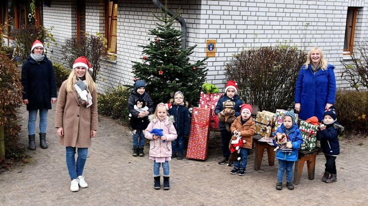 Geschenke für alle 130 Kinder: (v.l.) Anika Thiel, Janine Taut, Kinder aus allen sechs Kita-Gruppen und Kita-Leiterin Birgit Geerken.