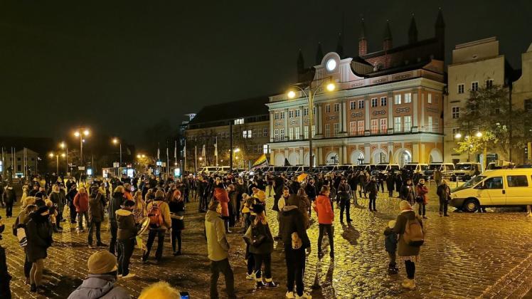 Rund 240 Menschen zogen mit Trommeln, Lichterketten und Masken durch die Rostocker Innenstadt.