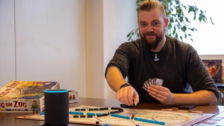 War für ihn am Anfang ein komisches Gefühl: Alexander Hamacher spielt das Brettspiel „Zug um Zug“ gegen Alexa.