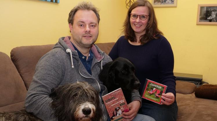 Sind ein kreatives Gespann: Martina und Timo Brünjes mit zwei ihrer Werke - und den beiden Hunden Tobi und Teddy. Sind ein kreatives Gespann: Martina und Timo Brünjes mit zwei ihrer Werke - und den beiden Hunden Tobi und Teddy.