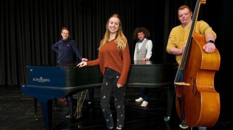 Haben sich die Idee ausgedacht (von links): Tobias Bako (Musiklehrer), Lena Holthus, Alexander Neubauer (Musiklehrer) und Till Schulz.