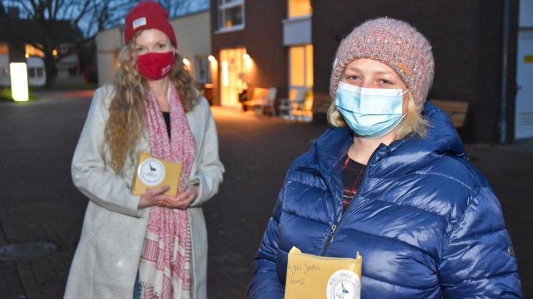 Laura Rusnak (links) und Katharina Müller verteilen die Postkarten an Pflegeheime und das Krankenhaus.