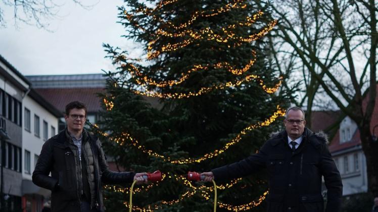 Symbolische Aktion auf dem Rathausvorplatz: Die Citygemeinschaft-Vorstandsmitglieder Torsten Köberlein und Bodo Meyer schalteten Mittwochnachmittag kurz die Weihnachtslichter aus. Symbolische Aktion auf dem Rathausvorplatz: Die Citygemeinschaft-Vorstandsmitglieder Torsten Köberlein und Bodo Meyer schalteten Mittwochnachmittag kurz die Weihnachtslichter aus.