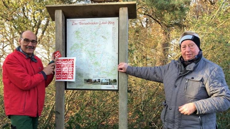 Im Raum Fürstenau war Hermann-Josef Bollmann (links) zusammen mit Jürgen und Erika Schwietert unterwegs, um den Weg zu überprüfen. Das Bild zeigt das Hinweisschild zum Bersenbrücker-Land-Weg an der Schutzhütte auf der Schwienehöchte. Im Raum Fürstenau war Hermann-Josef Bollmann (links) zusammen mit Jürgen und Erika Schwietert unterwegs, um den Weg zu überprüfen. Das Bild zeigt das Hinweisschild zum Bersenbrücker-Land-Weg an der Schutzhütte auf der Schwienehöchte.