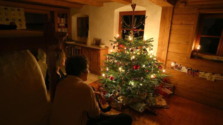 In vielen deutschen Haushalten stehen zu Weihnachten traditionell geschmückte Tannenbäume.