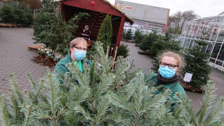 Karola Köpenick (l.) und Carina Labitzki halten beim Garten-Center "Fleur Garten" die Stellung. Seit dem Lockdown läuft der Verkauf schleppend, Weihnachtsbäume dürfen jedoch weiterhin verkauft werden.