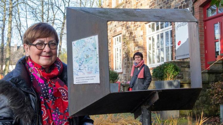 Neue Blickwinkel durch den Guckkasten: Prof. Dr. Jutta Wermke (links) und Imke Wedemeyer (Piesberger Gesellschaftshaus) stellen den neuen "Piesberger Traumpfad" vor. Foto: Jörn Martens Neue Blickwinkel durch den Guckkasten: Prof. Dr. Jutta Wermke (links) und Imke Wedemeyer (Piesberger Gesellschaftshaus) stellen den neuen "Piesberger Traumpfad" vor. Foto: Jörn Martens