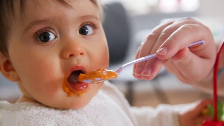 Etwa im Alter von fünf Monaten können Eltern ihr Baby mit Brei füttern.