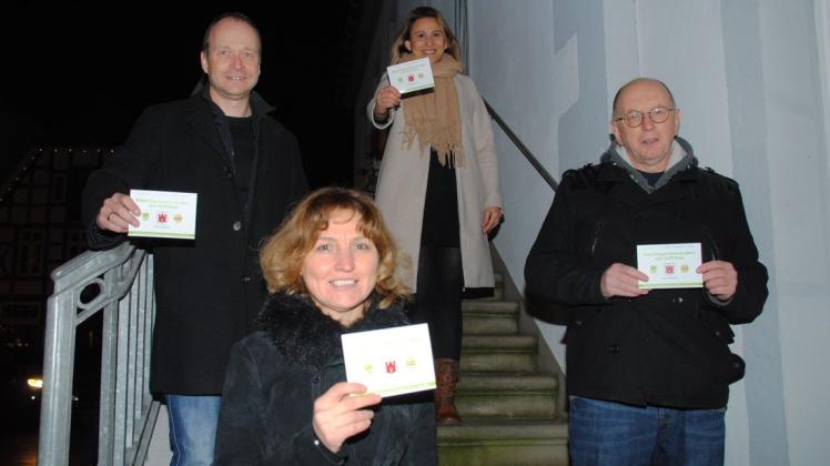 Die druckfrischen Einkaufsgutscheine, die in den kommenden Tagen an die Pflegekräfte in Quakenbrück verteilt werden, präsentierten Jürgen Holterhus, Emma Weiss, Tülay Tsolak und Bob Giddens (von links). Die druckfrischen Einkaufsgutscheine, die in den kommenden Tagen an die Pflegekräfte in Quakenbrück verteilt werden, präsentierten Jürgen Holterhus, Emma Weiss, Tülay Tsolak und Bob Giddens (von links).