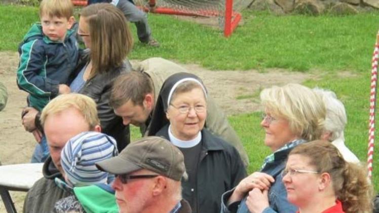 Inmitten von Kindern, Eltern und Großeltern hat sich Schwester Luise stets wohl gefühlt. Das Foto zeigt die Ordensfrau bei einem Jubiläumsfest im Kindergarten St. Antonius.