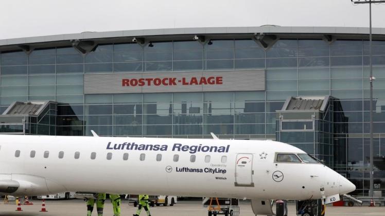 Künftig könnten auch private Investoren beim Flughafen in Rostock-Laage mitmischen. Bürgerschaftsvertreter sind über die Privatisierungspläne aus dem Rostocker Rathaus geteilter Meinung.