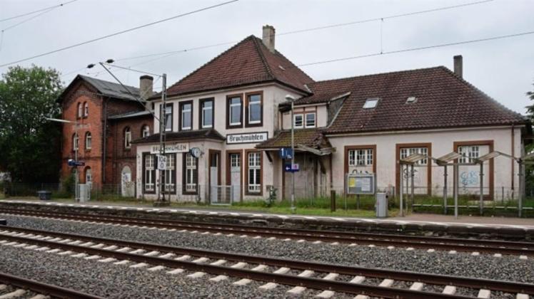 Der bauliche Zustand des Bahnhofsgebäudes in Bruchmühlen ist desolat. Das soll sich bald ändern; in der zweiten Jahreshälfte kann mit der Sanierung begonnen werden (Archivfoto).