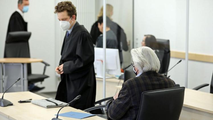 Der 77-jähriger Rentner fasste aus Geldgier heraus den Entschluss, sich für die Finanzbehörden „unsichtbar“ zu machen. Der 77-jähriger Rentner fasste aus Geldgier heraus den Entschluss, sich für die Finanzbehörden „unsichtbar“ zu machen.