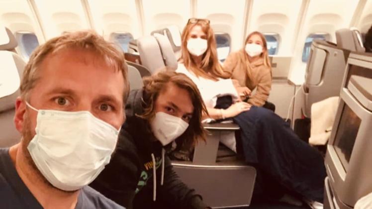 Die Familie Klostermann auf dem Weg nach China. Zwölf Stunden dauerte der Flug, zwölf Stunden war das Tragen von Masken Pflicht.