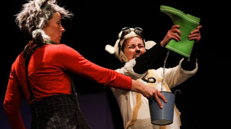 Mit Wasser in den Gummistiefeln muss sich ein heimatloses Schaf auf den Weg machen. Szene aus dem Theaterstück „Wolle im Wasser“, das noch in diesem Jahr auch in Buchform erscheint.