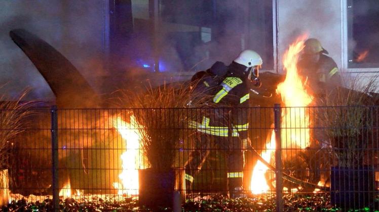Zwei Autos einer Bremer Immobilienfirma sind in der Nacht zu Montag in Flammen aufgegangen.