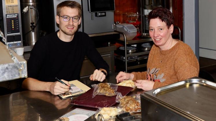 Das Weihnachtsmenü „To Go“ planen Sören Eilers und Chefin Tanja Meyer. Gäste bekommen vakuumierte Gerichte zum Erhitzen in der heimischen Küche.
