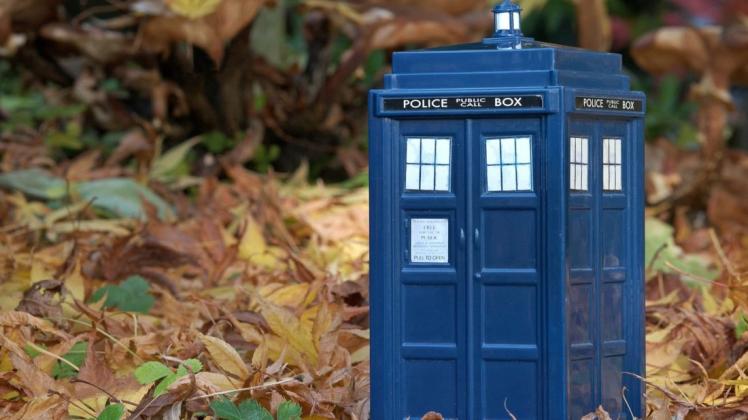 Auch in der Serie Dr. Who reist der Hauptdarsteller mit seiner Maschine Tadis, in Form einer blauen Telefonzelle, durch verschiedene Zeiten. Ganz so, wie einige Menschen zwischen den Jahren.