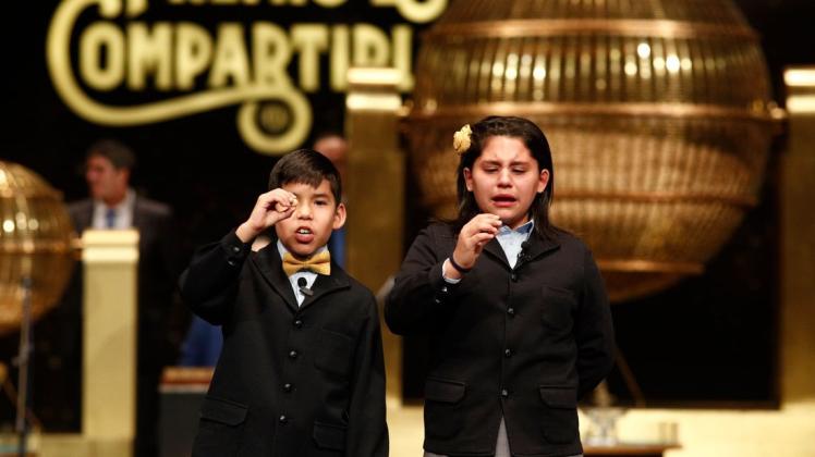 Die Glückslose der spanischen Weihnachtslotterie "El Gordo" (der Dicke) werden immer singend von Kindern im Teatro Real in Madrid bekanntgegeben.