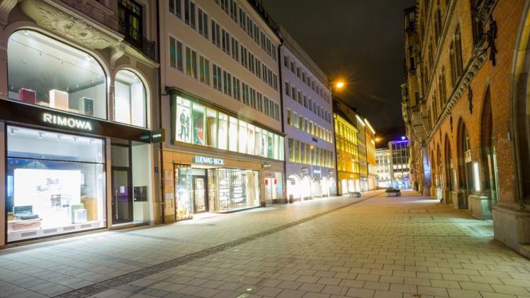 Die menschenleere Dienerstraße neben dem Rathaus in München. In Bayern gilt noch bis zum 10. Januar eine landesweite Ausgangssperre.