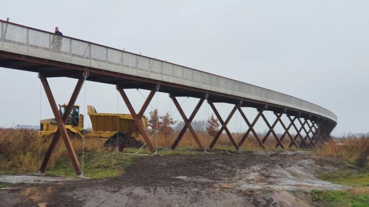 Die vermutlich längste Fahrradbrücke Europas entsteht an der Autobahn 7 in Winschoten.
