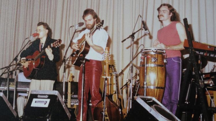 Percussionist Joachim Luhrmann berichtet im Buch "Aufbruch und Krise" vom Leben als Musiker in den 70er Jahren in Osnabrück. Hier sieht man ihn bei einem Auftritt zusammen mit Heinz Rudolf Kunze (links).
und Mick Franke (Mitte)