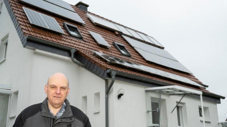 Michael Lutze mit seiner Photovoltaik-Anlage in Gaste.