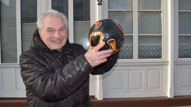 Der Warnemünder Ekkehard Romeike erinnert sich an ein Weihnachtsfest vor fast 70 Jahren, wo ein Fußball seinen zwei Brüdern und dem Vater riesiges Vergnügen bescherte, aber auch Ärger mit der Mutter einhandelte. Der Warnemünder Ekkehard Romeike erinnert sich an ein Weihnachtsfest vor fast 70 Jahren, wo ein Fußball seinen zwei Brüdern und dem Vater riesiges Vergnügen bescherte, aber auch Ärger mit der Mutter einhandelte.
