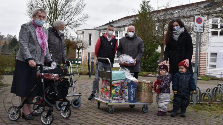 Überbrachte am Mittwoch 29 Weihnachtspäckchen an das Caritas-Heim: Vivien Kühl mit ihren beiden Kindern Thea und Julius.