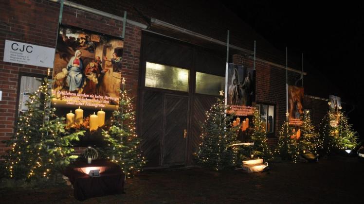 Vier Adventsstationen leuchten auf dem Hof beim CJC-Haus Malgarten.