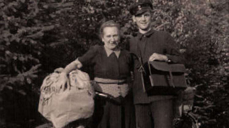 Als Postbote überbrachte Hermann Bokelmann – hier 1951 mit Posthalterin Lina Melzer und der Botenpost von der damaligen Poststelle in der Muna Dünsen – nach dem Krieg mitunter sehnlichst erwartete Nachrichten von Angehörigen aus der Kriegsgefangenschaft.