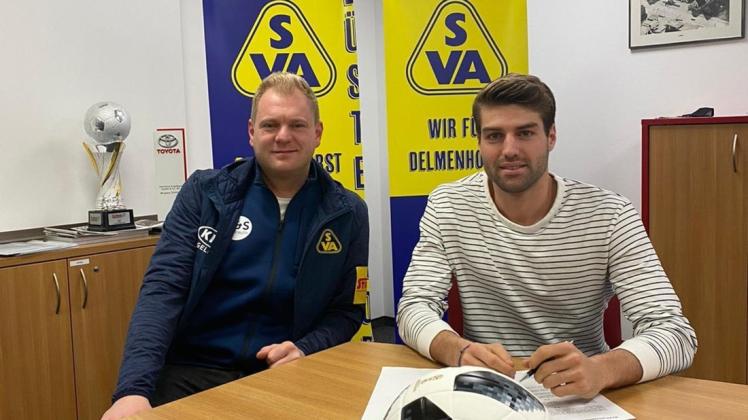 Der 24-jährige Torwart Rico Sygo (rechts), der zuletzt für Austria Klagenfurt aktiv war, hat einen Vertrag beim Fußball-Regionalligisten SV Atlas Delmenhorst unterschrieben. Darüber freut sich Bastian Fuhrken, Leiter Leistungsfußball des Vereins.
