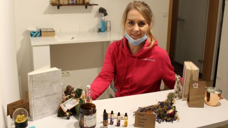 Mit ihrer "Hautbrauerei" hat sich Maria Elisabeth Gerdes in Dörpen einen Kindheitstraum erfüllt. Für ihre Kunden stellt sie individuelle Öle her - frei von chemischen Zusätzen.