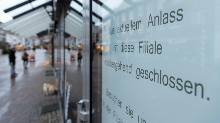 Ein Schild "Aus aktuellem Anlass ist diese Filiale vorübergehend geschlossen" hängt im Schaufenster eines Ladens in Nordhorn.