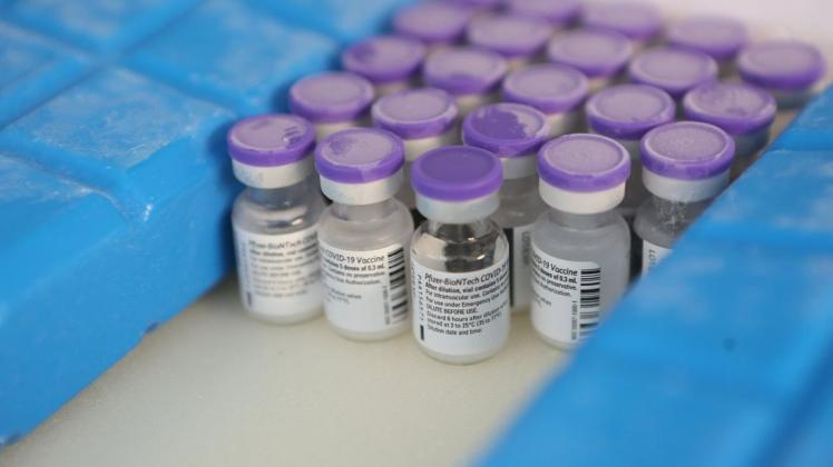 Seit heute Vormittag werden erste Bewohner von Pflegeeinrichtungen in der Hansestadt mit Impfstoffdosen gegen das Coronavirus der Hersteller Pfizer und Biontech versorgt.