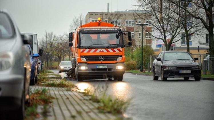 Ab 2021 werden gemäß einem Beschluss der Bürgerschaft vom November 2020 die Straßenreinigungsgebühren für die Einwohnerinnen und Einwohner von Rostock steigen. Ab 2021 werden gemäß einem Beschluss der Bürgerschaft vom November 2020 die Straßenreinigungsgebühren für die Einwohnerinnen und Einwohner von Rostock steigen.
