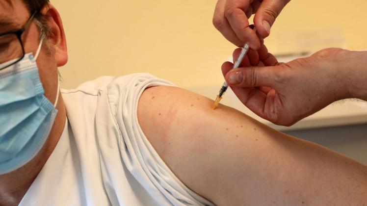 Medizinisches Personal der Universitätsmedizin wird gegen das Sars-CoV-2-Virus geimpft. Die Impfung der Mitarbeiter der Uniklinik hat am 27.12.2020 begonnen.