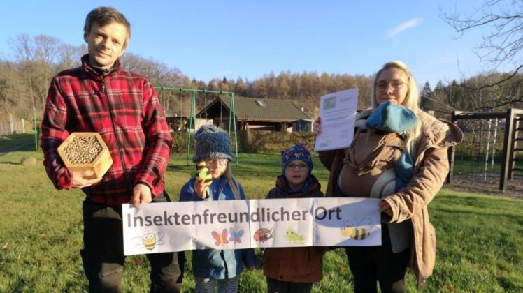 Stellvertretend für den Kleingartenverein Schelfwerder nimmt Familie Christin und Jens Baeck die Auszeichnung entgegen.