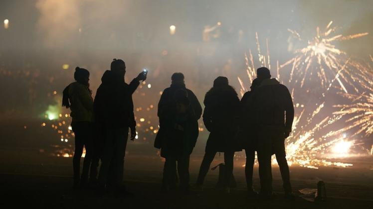 Bilder wie diese soll es an Silvester in diesem Jahr nicht geben. Der Landkreis Oldenburg hat eine Allgemeinverfügung erlassen, die das Feuerwerksverbot an bestimmten Plätzen regelt.