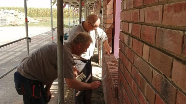 Ob als Maurer, Dachdecker oder Maler - in Lahn hat sich das gesamte Dorf beim Umbau der alten Schützenhalle in ein neues Dorfvereinshaus eingebracht. Ob als Maurer, Dachdecker oder Maler - in Lahn hat sich das gesamte Dorf beim Umbau der alten Schützenhalle in ein neues Dorfvereinshaus eingebracht.