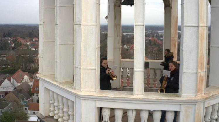 Am Neujahrstag wollen Katharina Fisse (links) und Anna-Lena Jellmann erneut den Turm der St. Sylvesterkirche besteigen, um aus luftiger Höhe musikalische Neujahrgrüß zu senden.