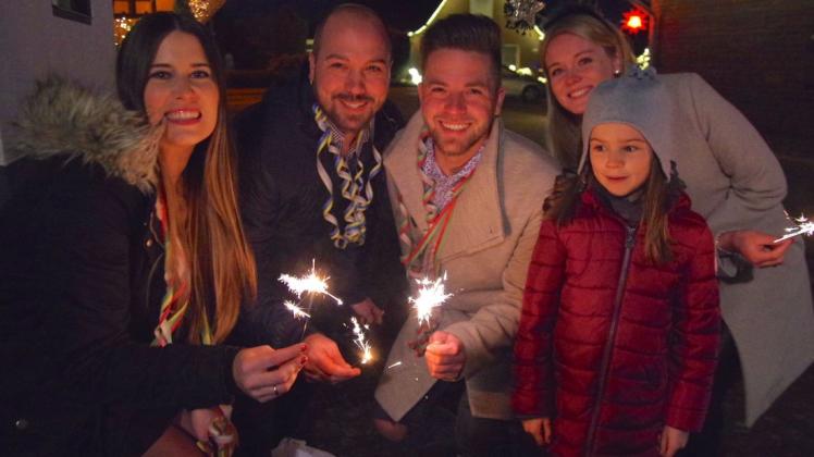 Sie feierten unter Corona-Bedingungen ins neue Jahr – vier Erwachsene aus zwei Haushalten und ein Kind: (von links) Svenja, Patrick, Tim, Nadine und die sechsjährige Emma.