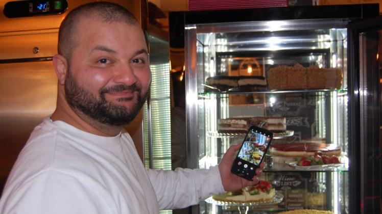 Weckt mit Fotos seiner Kuchen und Torten auf Instagram den Appetit der Kunden: Engin Erki, Inhaber des Eiscafés Zampolli an der Langen Straße.