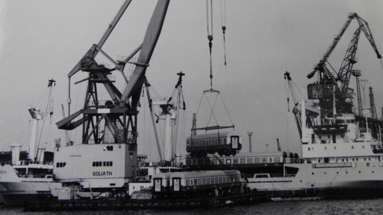 Der Schwimmkran "Goliath" ist beim Einsatz im Hafen.