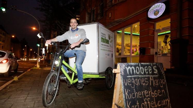 Mit dem E-Bike bringt Moritz Hillebrandt die Speisen seines Bistros Mobee zu seinen Kunden.