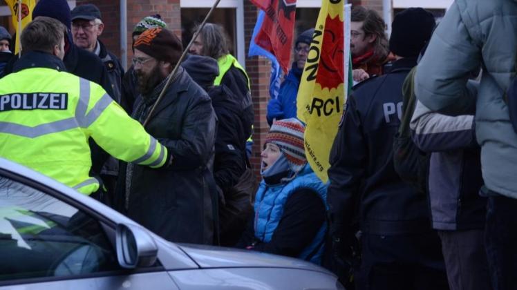 Der Auslöser einer langen Geschichte: Lautstark protestiert Cécile Lecomte (Mitte) im Rollstuhl sitzend während der Demo am 19. Januar 2019 in Lingen gegen Atomkraft und blockiert ein Zivilfahrzeug der Polizei.