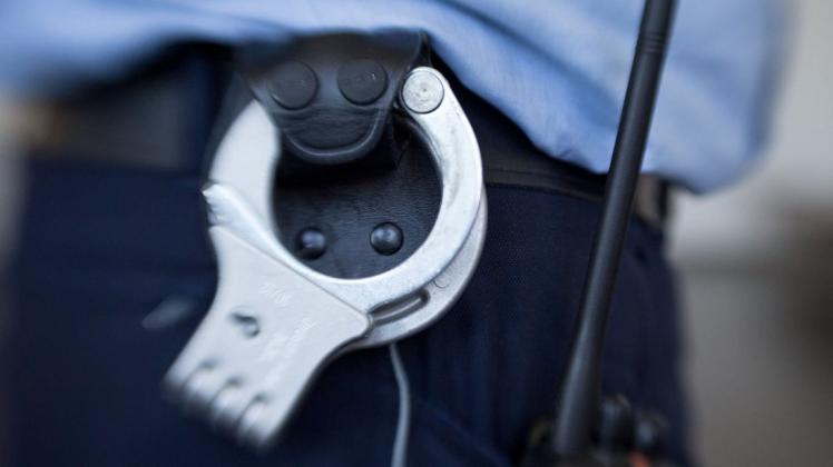 Der Maskenverweigerin mussten nach ihrer Attacke Handschellen angelegt werden. (Symbolfoto) Der Maskenverweigerin mussten nach ihrer Attacke Handschellen angelegt werden. (Symbolfoto)