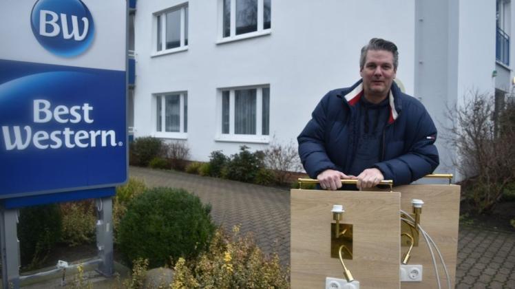 Der langjährige Hotel-Chef ist jetzt zum Käufer einiger Stücke für seine neue Firma Urlaub an der Ostsee GmbH (Urlando) geworden. Er hätte sich gewünscht, dass es ein anderes Ende gibt. Oder die Stadt dem Ansinnen von ihm und zwei weiteren Investoren zustimmt, das Haus weitere fünf Jahre zu betreiben.