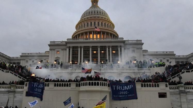 Unfassbar: Unterstützer von US-Präsident Trump stürmen das Kapitolgebäude, wo die Abgeordneten den Sieg des gewählten Präsidenten Biden für die Präsidentschaftswahlen im November bestätigen sollten.