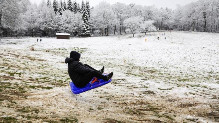 In der Mittagszeit nutzten am Dörenberg in Georgsmarienhütte einige Familien mit ihren Kindern den liegen gebliebenen Schnee zum Schlitten fahren.